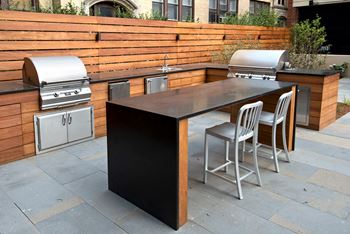 Barry BBQ and Picnic Area at Reside on Barry Apartments, 533 W Barry Ave, Chicago
